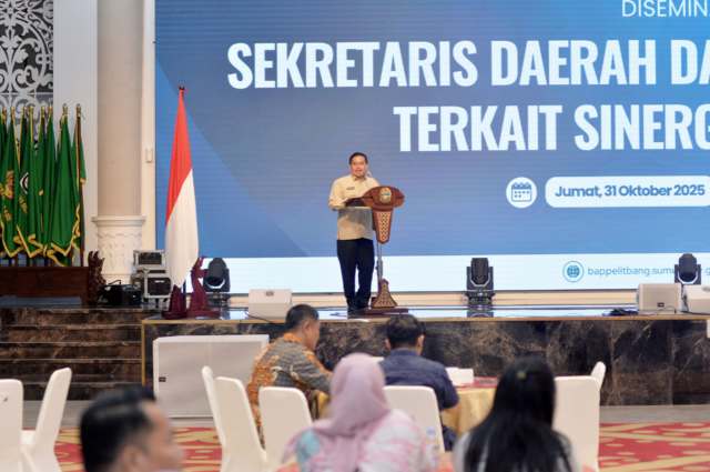 Sekretaris Daerah Provinsi Sumatera Utara (Sumut) Togap Simangunsong memimpin Rapat Diseminasi Hasil Rakor Sekda dan Kepala Bappelitbang Se-Indonesia yang dihadiri oleh seluruh Kepala OPD Provinsi Sumut di Aula Raja Inal Siregar Lantai 2 Kantor Gubernur Sumut Jalan Diponegoro Kota Medan, Jumat (31/10/2025). Foto/Diskominfo Sumut 