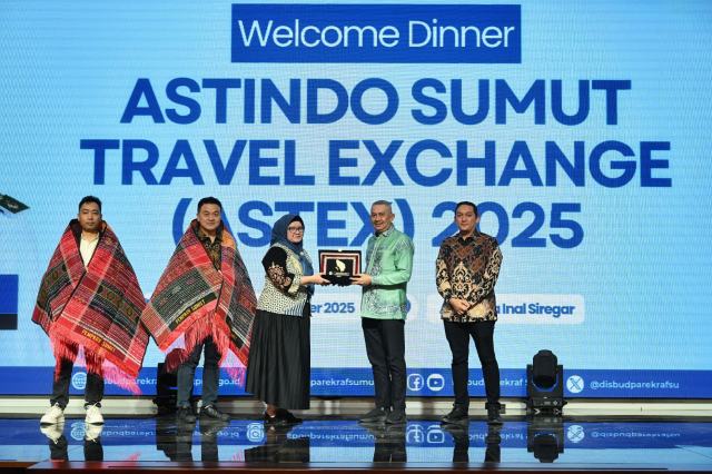 Plh Sekdaprov Sumut Sulaiman Harahap membacakan sambutan Gubernur Sumut Bobby Nasution pada Jamuan Makan Malam Astindo Sumut Travel Exhange (ASTEX) 2025 yang diselenggarakan di Aula Raja Inal Siregar, lantai 2 Kantor Gubernur Sumut, Jalan Diponegoro No. 30, Medan, Minggu Malam (2/11/2025). Foto/Diskominfo Sumut 