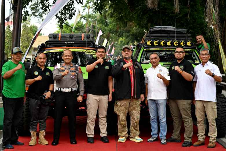 Gubernur Sumatera Utara (Sumut) Muhammad Bobby Afif Nasution, di dampingi Ketua Umum Xtrim Indonesia Musa Idishah beserta Ketua IOF Sumut Omen Matondang dan Ketua IMI Sumut Harun Mustafa Nasution beserta beberapa OPD, melepas peserta Green International Xtreme Adventure (GIXA) 2025 di Halaman Belakang, Kantor Gubernur Sumut, Sabtu (15/11/2025).