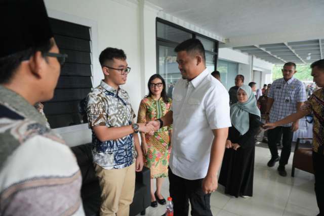 Gubernur Sumatera Utara Bobby Afif Nasution bersalaman dengan Matthew Pranawinata Tarigan, siswa SMP Swasta Permata Bangsa Binjai yang berhasil meraih Juara 1 Olimpiade Sains Nasional (OSN) bidang IPA serta terpilih sebagai delegasi Indonesia pada ajang The International Junior Science Olympiad (IJSO) 2025 di Rusia.