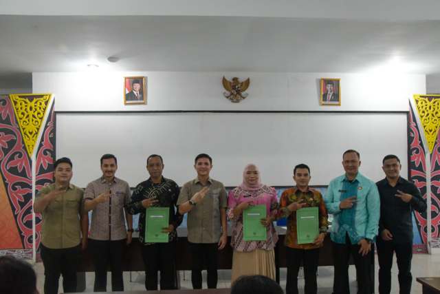 Penyerahan Surat Tanda Lulus Ujian Dinas dan Penyesuaian Kenaikan Pangkat Tahun 2025 di Aula Gedung Serbaguna BKPSDM Deliserdang, Jumat (31/10/2025).