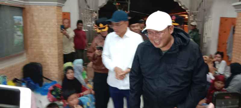 Wakil Ketua DPR RI Cucun Ahmad Syamsurizal bersama Ketua Komisi VIII Marwan Dasopang meninjau lokasi pengungsian warga terdampak banjir akibat meluapnya Sungai Deli di Medan, Kamis (27/11/2025).