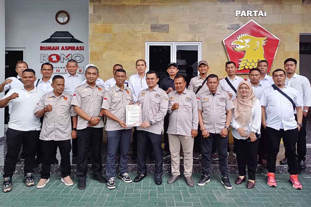 RM Khalil Prasetyo menyerahkan SK Pengangkatan Ketua DPC Macan Asia Kota Medan kepada Suwarno.