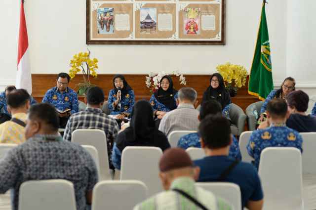Pemerintah Provinsi Sumatera Utara (Sumut) melalui Dinas Pemberdayaan Perempuan, Perlindungan Anak, Pengendalian Penduduk, dan Keluarga Berencana Provinsi Sumut melakukan Konferensi Pers terkait Keluarga Tangguh, Perempuan dan Anak terlindungi, TPPO ditangani, Pertumbuhan Penduduk terkendali. Kegiatan yang difasilitasi Dinas Kominfo Sumut ini berlangsung di Lobby Dekranasda Lantai 1 Kantor Gubernur Sumut Jalan Diponegoro Kota Medan, Senin (17/11/2025).
