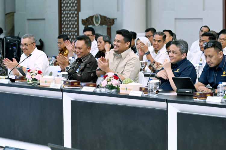 Gubernur Sumut Muhammad Bobby Afif Nasution menyambut kunjungan kerja Tim Badan Anggaran DPR RI di Aula Raja Inal Siregar, lantai 2 Kantor Gubernur Sumut, Jalan Diponegoro No 30, Medan, Rabu (12/11/2025).