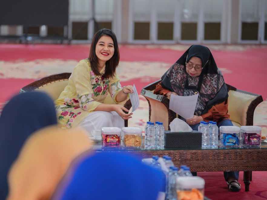 etua Tim Penggerak Pemberdayaan Kesejahteraan Keluarga (TP PKK) Sumatera Utara (Sumut) Kahiyang Ayu dan Penjabat (Pj) Ketua Dharma Wanita Persatuan (DWP) Sumut Evi Sulaiman, beserta pengurus DWP dan PKK Sumut, membahas persiapan HUT ke 26 DWP Sumut , di Aula Tengku Rizal Nurdin, Jalan Sudirman Nomor 41 Medan, Jumat (21/11/2025).