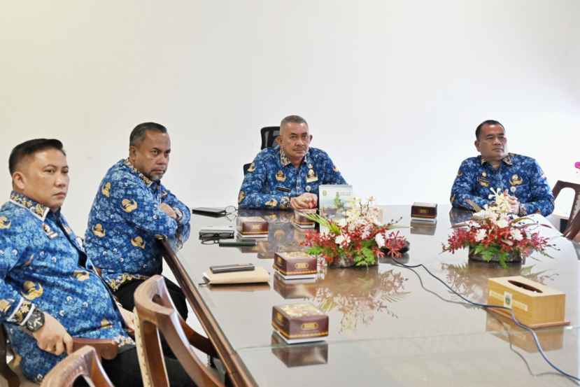 Penjabat (Pj) Sekretaris Daerah Provinsi (Sekdaprov) Sumatera Utara (Sumut) Sulaiman Harahap mengikuti zoom meeting Rapat Koordinasi (Rakor) Percepatan Realisasi APBD Tahun Anggaran 2025 bersama Kementerian Dalam Negeri (Kemendagri) di Ruang Kerja Sekda Provsu Kantor Gubernur Sumut Jalan Diponegoro Nomor 30 Medan, Senin (17/11/2025).