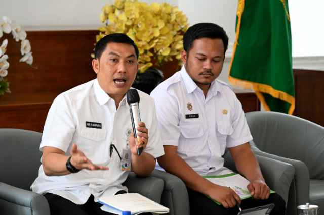 Kepala Dinas Lingkungan Hidup dan Kehutanan (LHK) Sumut Heri W Marpaung bersama Perwakilan Pemerintah Kota Medan dan Pemerintah Kabupaten Deliserdang pada Temu Pers yang difasilitasi Dinas Komunikasi dan Informatika (Kominfo) Sumut di Lobby  Dekranasda, Kantor Gubernur Sumut, Jalan Pangeran Diponegoro Nomor 30 Medan, Rabu (12/11/2025).