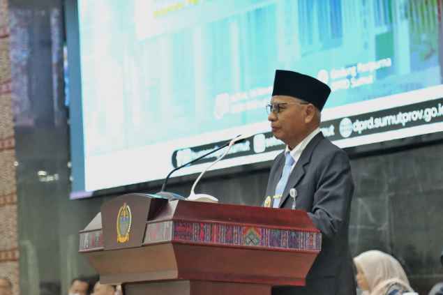 Wakil Gubernur (Wagub) Sumatera Utara (Sumut) Surya menyampaikan Rancangan Peraturan Daerah (Ranperda) mengenai penambahan penyertaan modal Pemerintah Provinsi Sumut ke dalam PT Bank Pembangunan Daerah Sumatera Utara (Bank Sumut) di Gedung Sidang Paripurna DPRD Sumut, Jalan Imam Bonjol Medan, Jumat (14/11/2025).