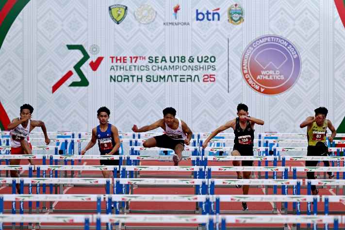 Atlet lari gawang asal Indonesia Anugrah Setiawan (tengah) memperoleh peringkat pertama disusul rekan satu negara Asyrafi Yusqi (satu dari kiri) sebagai peringkat kedua, kemudian atlet Thailand Rattanya Kadeewong (dua dari kanan) peringkat ketiga, dan Atlet Filipina Ivan Cabanda peringkat empat, serta Mohd Yuzairi atlet Malaysia peringkat lima, pada final lari gawang 110 meter putera U18 event kejuaraan Atletik Asia Tenggara U-18 & U-20 di Stadion Madya Atletik Kawasan Sport Center Sumut, Kabupaten Deliserdang, Provinsi Sumatera Utara, Sabtu (15/11/2025).
