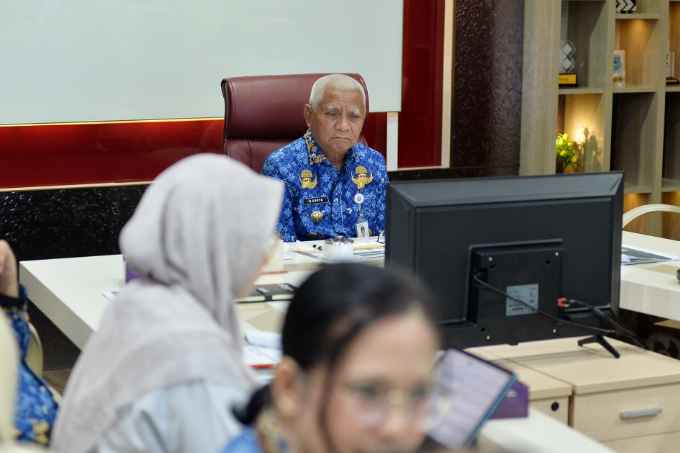 Wakil Gubernur Sumatera Utara (Sumut) Surya mengikuti Rapat Koordinasi Pengendalian Inflasi Tahun 2025 dengan Kementerian Dalam Negeri secara daring melalui aplikasi zoom meeting di Ruang Sumut Smart Province Lantai 6 Kantor Gubernur Sumut Jalan Diponegoro Kota Medan, Senin (17/11/2025).