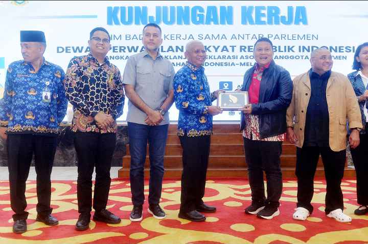 Wakil Gubernur Sumatera Utara (Sumut) Surya menerima kunjungan kerja Badan Kerja Sama Antar Parlemen (BKSAP) DPR RI di Aula Raja Inal Siregar Kantor Gubernur Sumut Jalan Diponegoro Kota Medan. Senin (17/11/2025). Kunjungan tersebut menindaklanjuti Deklarasi Asosiasi Anggota Parlemen Berbahasa Indonesia Melayu.