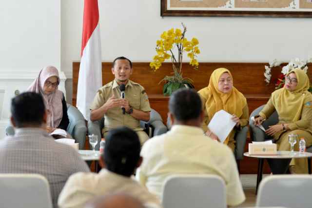 Pemerintah Provinsi Sumatera Utara (Sumut) melalui Biro Hukum Sekretariat Daerah Provinsi Sumut melakukan Konferensi Pers terkait Perkembangan Program Hasil Terbaik Cepat (PHTC) Program Perlindungan Rakyat melalui Restorative Justice (Prestice) Gubernur Sumut. Kegiatan yang difasilitasi Dinas Kominfo Sumut ini berlangsung di Lobby Dekranasda Lantai 1 Kantor Gubernur Sumut Jalan Diponegoro Kota Medan, Selasa (18/11/2025).