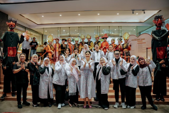 Teks : Ketua Dewan Kerjainan Daerah (Dekranasda) Provinsi Sumatera Utara (Sumut) Kahiyang Ayu, bersama Wakil Ketua Dekranasda Sumut Titiek Sugiharti menghadiri pembukaan Gebyar Kriya Nusantara dan Jogja Investment, Trade, Tourism, Agriculture and Fishing (ITTAF) 2025 di Plaza Malioboro, Yogyakarta. (ist) Teks : Ketua Dewan Kerjainan Daerah (Dekranasda) Provinsi Sumatera Utara (Sumut) Kahiyang Ayu, bersama Wakil Ketua Dekranasda Sumut Titiek Sugiharti menghadiri pembukaan Gebyar Kriya Nusantara dan Jogja Investment, Trade, Tourism, Agriculture and Fishing (ITTAF) 2025 di Plaza Malioboro, Yogyakarta. (ist)