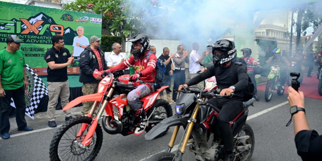 Teks : Gubernur Sumatera Utara Muhammad Bobby Afif Nasution, di dampingi Ketua Umum Xtrim Indonesia Musa Idishah beserta Ketua IOF Sumut Omen Matondang dan Ketua IMI Sumut Harun Mustafa Nasution beserta beberapa OPD, melepas peserta Green International Xtreme Adventure (GIXA) 2025 di Halaman Belakang, Kantor Gubernur Sumut. (ist)