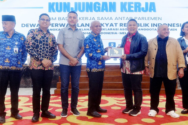 Teks : Wakil Gubernur Sumatera Utara (Sumut) Surya menerima kunjungan kerja Badan Kerja Sama Antar Parlemen (BKSAP) DPR RI di Aula Raja Inal Siregar Kantor Gubernur Sumut Jalan Diponegoro Kota Medan. Senin (17/11/2025). Kunjungan tersebut menindaklanjuti Deklarasi Asosiasi Anggota Parlemen Berbahasa Indonesia Melayu.(riil)