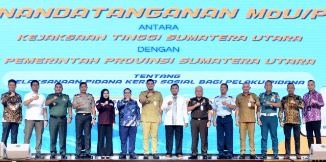 Teks : Gubernur Sumatera Utara (Sumut) Muhammad Bobby Afif Nasution menandatangani Perjanjian Kerja Sama dengan Kejaksaan Tinggi Sumut tentang Sinergitas dalam pelaksanaan Pidana Kerja Sosial bagi Pelaku Pidana di Aula Raja Inal Siregar, Kantor Gubernur Sumut.(rel)