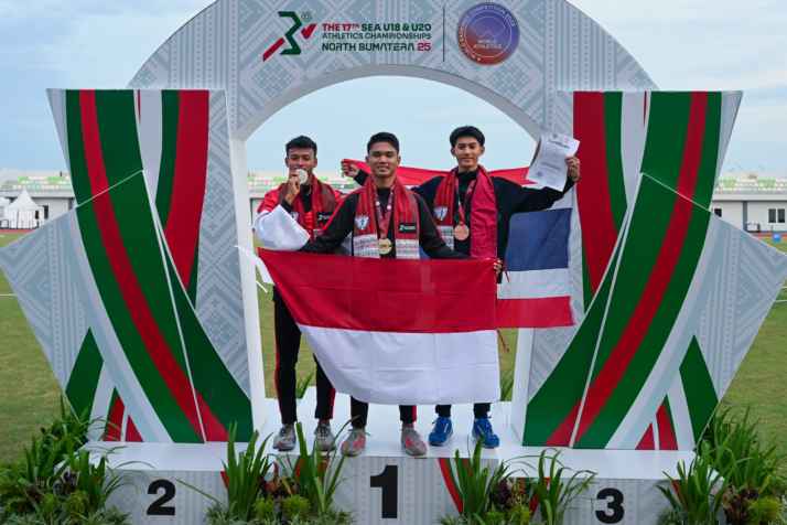 Wakil Ketua PB Pasi, Tigor Tanjung (kanan bawah) saat berfoto bersama pada Upacara Penghormatan Pemenang nomor Lempar Cakram U18 Putri Kejuaraan Atletik Asia Tenggara U18 & U20 2025 di Stadion Madya Atletik, Sumut Sport Centre, Kabupaten Deliserdang, Minggu (16/11/2025).