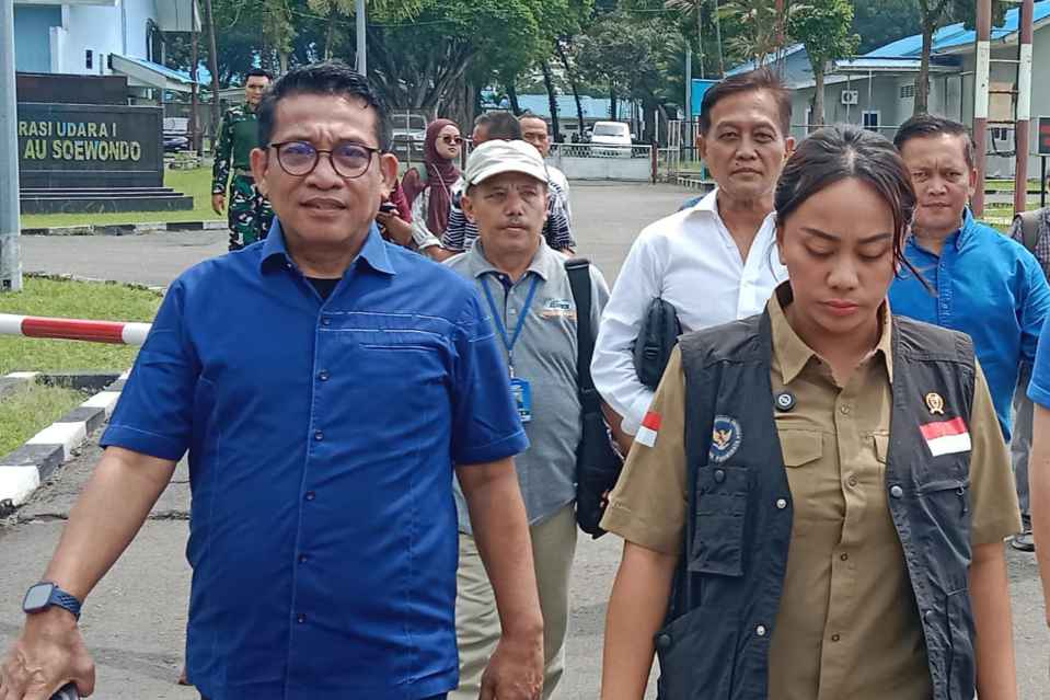 Anggota DPRD Medan Edwin Sugesti Nasution bersama Utusan Khusus Presiden Bidang Pariwisata, Zita Anjani saat di Lanud Suwondo untuk menyerahkan bantuan terdampak banjir di Sibolga dan Tapanuli Tengah.