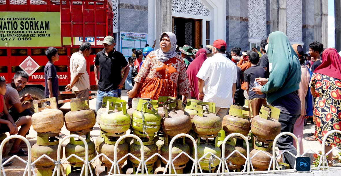 Tabung gas mulai didistribusikan ke Tapteng dan mengurai panjangnya antrean warga. (Kominfo Sumut Dok)
