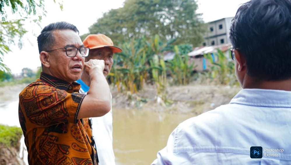 Zakiyuddin Harahap tinjau langsung daerah bantaran sungai yang terdampak erosi. (Kominfo Medan Dok)