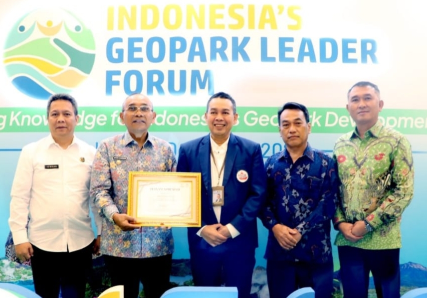 Bupati Simalungun, Anton Achmad Saragih(dua dari kiri) menandatangani deklarasi komitmen dukungan pengembangan Geopark dalam rangka pembangunan daerah berkelanjutan sekaligus menerima Piagam Apresiasi dari Toba Caldera UNESCO Global Geopark (UGG) atas keberhasilan mempertahankan status dalam revalidasi 2025