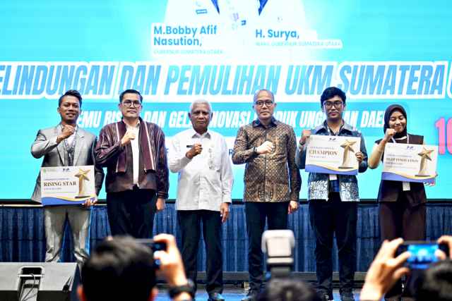 Wakil Gubernur Sumatera Utara (Sumut) Surya didampingi Kepala Dinas Koperasi & UKM Sumut Naslindo Sirait menghadiri sekaligus menutup acara Fast Track Young Prenuer (FYP) Fest 2025 yang diselenggarakan oleh Dinas Koperasi & UKM Sumut di Ballroom Grand Mercure Hotel Medan, Rabu (10/12/2025).