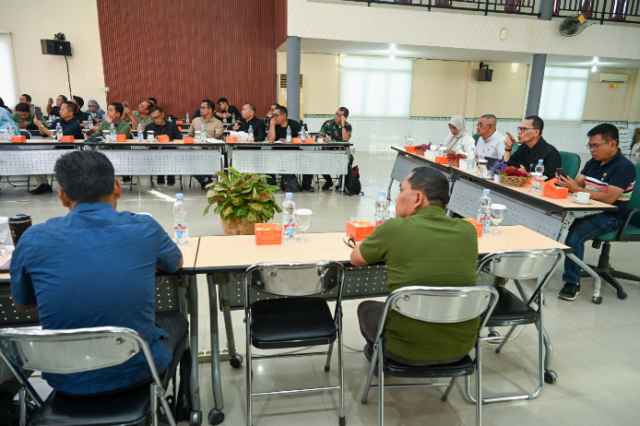 Pj. Sekdaprov Sumut, Sulaiman Harahap menghadiri Rapat Koordinasi Identifikasi Dampak Bencana Alam Serta Percepatan Penyampaian Calon Petani dan Calon Lokasi Wilayah Provinsi Sumut di Aula Politeknik Pembangunan Pertanian, Jalan Binjai KM 10 Tromol Pos No. 1 Medan, Minggu (7/12/2025).