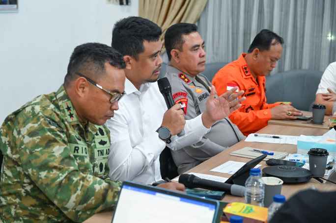 Gubernur Sumut, Bobby Nasution mengikuti Rapat Terbatas secara daring bersama Presiden RI Prabowo Subianto terkait Dampak Bencana Sumut di Posko Tanggap Bencana, Gedung Bakti Kwarda Sumut, Jalan AH Nasution, Medan, Minggu Malam (7/12/2025).