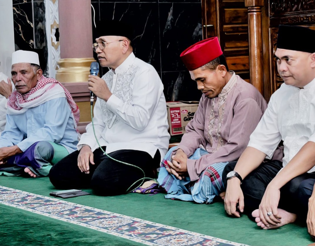 Bupati Simalungun Anton Achmad Saragih saat menghadiri tarawih di Masjid Taqwa, Nagori Limag, Kecamatan Raya, Jumat (20/2/2026). Foto: dokumen Dinas Kominfo Simalungun