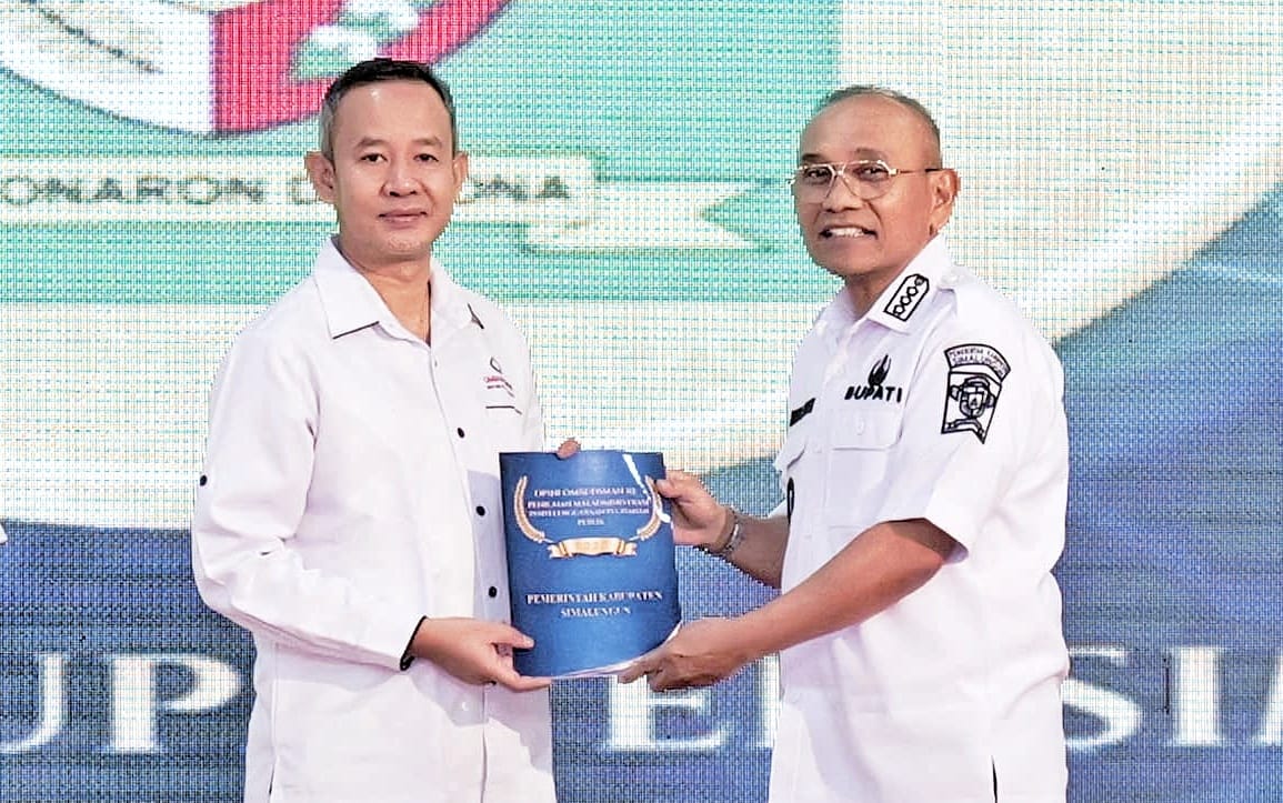 Bupati Simalungun Anton Achmad Saragih (pakai kacamata) menerima hasil laporan penilaian Ombudsman RI di Aula T Rizal Nurdin, Medan, Selasa (24/2/2026). Foto: dokumen Dinas Kominfo Simalungun