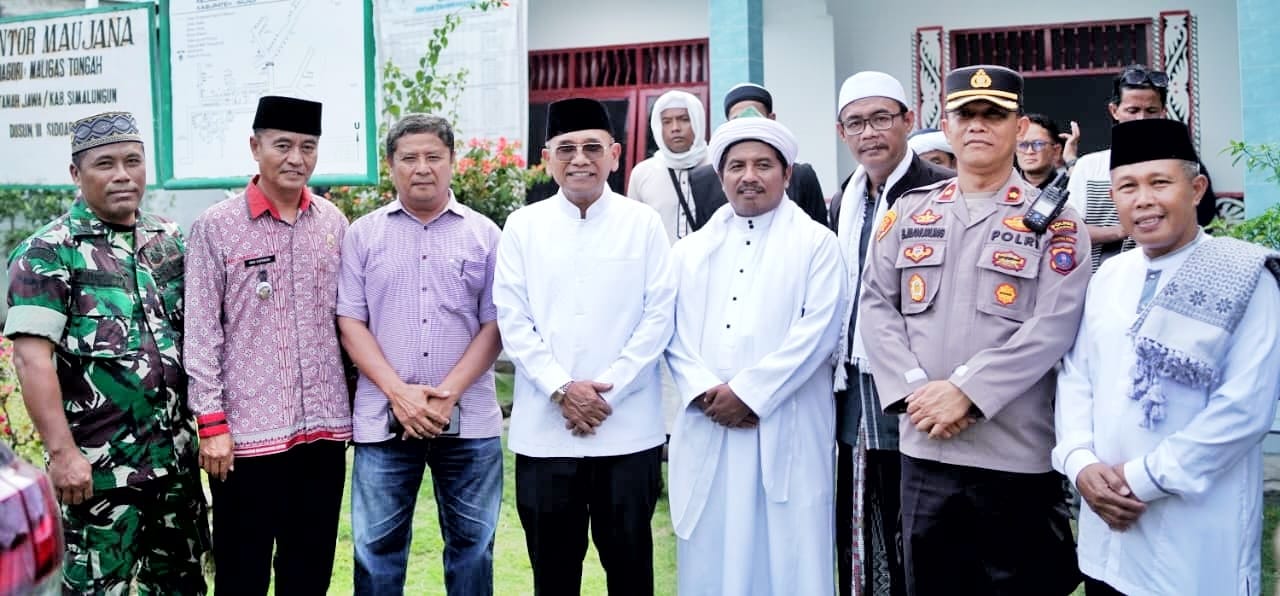 Bupati Simalungun Anton Achmad Saragih usai melaksanakan Salat Jumat perdana di Masjid Al Ikhlas yang masih dalam tahap pembangunan di Nagori Maligas Tongah, Kecamatan Tanah Jawa, Jumat (27/3/2026). Foto: Dinas Kominfo SimalungunUsai melaksanakan Salat Jumat perdana di Masjid Al Ikhlas yang masih dalam tahap pembangunan di Nagori Maligas Tongah, Kecamatan Tanah Jawa, Jumat (27/3/2026),