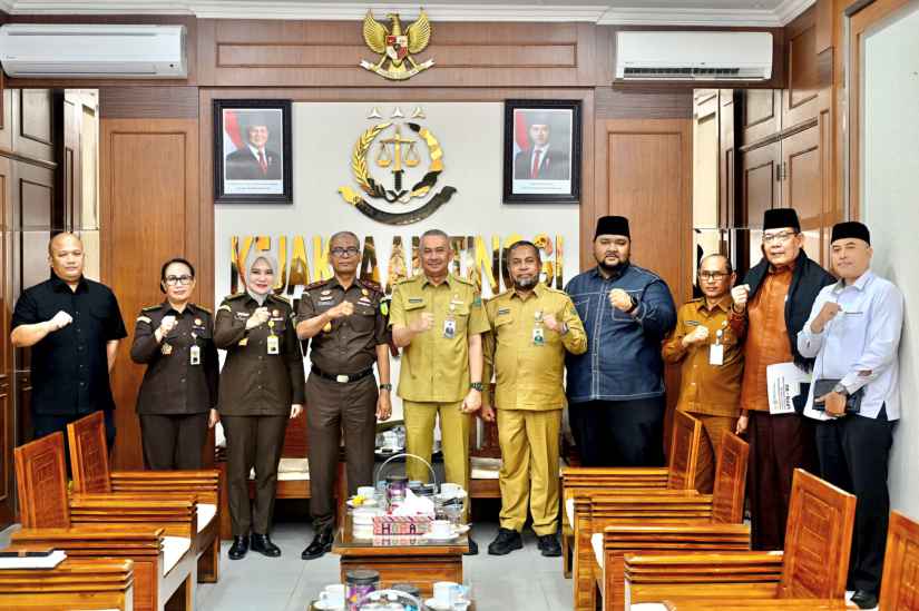 Pj Sekdaprov Sumut Sulaiman Harahap didampingi Asisten Administrasi Umum Setdaprov Sumut Muhammad Suib, Ketua LPTQ Sumut Muhammad Yasir Tanjung, serta Kepala Biro Kesejahteraan Rakyat Setdaprov Sumut Abu Kosim bertemu Kajatisu di Kantor Kejaksaan Tinggi Sumut, Jalan Jenderal Besar AH Nasution No. 1C, Pangkalan Masyhur, Kecamatan Medan Johor, Senin (8/6/2026).