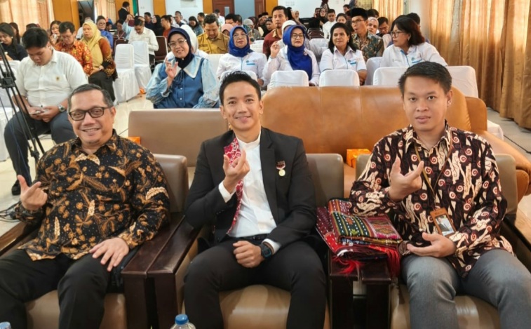 Apperti) Sumut Ir. Indra Gunawan, M.P ( kiri) bersama Triyono selaku Senior Manager MURI