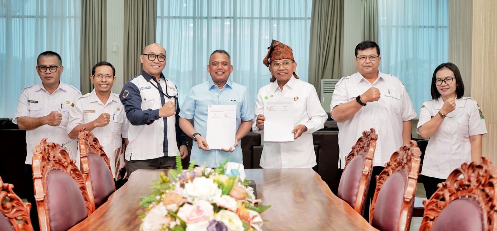Bupati Simalungun Anton Achmad Saragih bersama jajaran manajemen Bank Sumut. Foto : Dinas Kominfo Simalungun