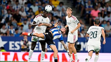 Pemain Real Madrid saling berebut bola dengam pemain Espanyol dalam laga perdana Liga Spanyol.di Stadion RCDE Stadium. Minggu (23/8/2026). Dalam laga tersebut Real Madrid menang 2-1. Foto: Reuters