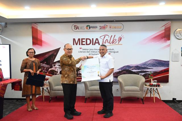 20260923_201222_resize_2 Kepala OJK Provinsi Sumatera Utara Triyoga Laksito menyerahkan penghargaan kepada Direktur Utama Bank Sumut Heru Mardiansyah dalam kegiatan OJK Sumatera Utara bersama media partner di Medan, Selasa (22/9/2026) sore.