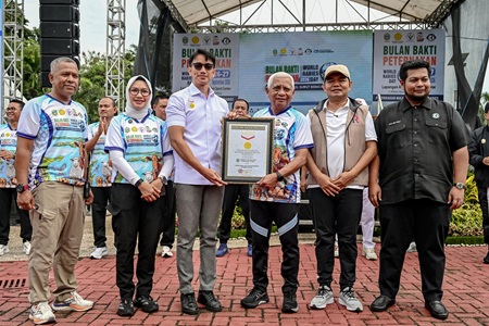 270926_WAGUBSU_BULAN BAKTI PETERNAKAN_06.jpg Wakil Gubernur Sumatera Utara (Sumut) Surya didampingi Penjabat (Pj) Sekretaris Daerah Provinsi Sumut Timur Tumanggor, dan sejumlah OPD dan asisten, menghadiri Perayaan Bulan Bakti Peternakan dan World Rabies Day tahun 2026 di Lapangan Astaka Medan Sport Centre Deliserdang, Minggu (27/9/2026). Foto/Diskominfo Sumut