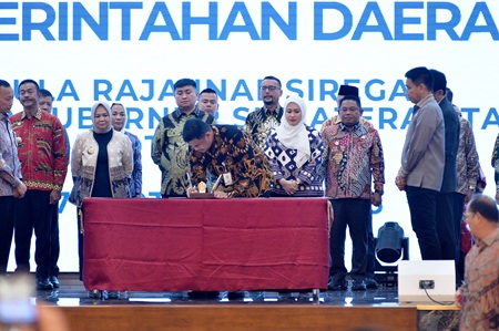Gubsu Rakor pencegahan korupsi (4).jpg Gubernur Sumatera Utara (Sumut) Bobby Nasution bersama Bupati dan Walikota se-Sumut menandatangani komitmen bersama dalam pencegahan kourpsi pada Rapat Koordinasi Penguatan Tata Kelola Pemerintahan Daerah dan Pencegahan Korupsi Dalam Penyelenggaraan Pemerintahan Daerah Sumut di Aula Raja Inal Siregar Kantor Gubernur Sumut Jalan Diponegoro Kota Medan, Kamis (17/9/2026). Foto/Diskominfo Sumut