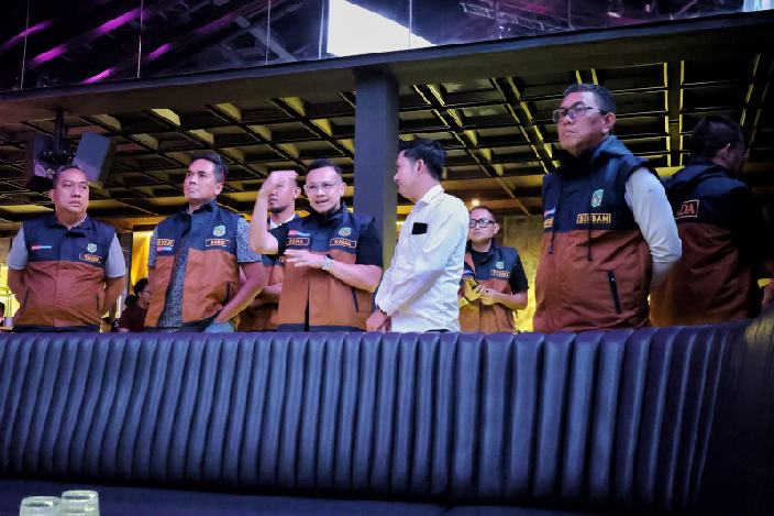 Ketua Keluarga Besar Ikatan Kekeluargaan Antar Rekanan (IKRAR) Harist Lubis SE didampingi Sekretaris Syahril.
