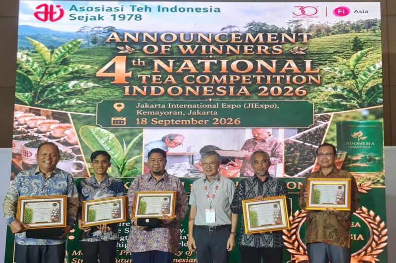 Vice President Area Network Operations Sumatera Telkomsel Nizar Fuadi (tengah) melayani pelanggan yang berkunjung ke GraPARI dengan sepenuh hati pada Hari Pelanggan Nasional, Jumat (4/9/2026).
