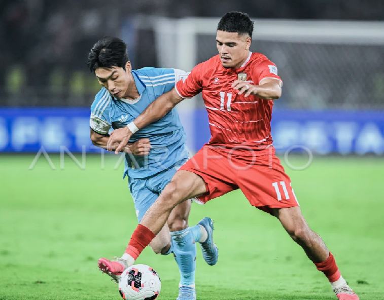 IMG_20260926_083811_resize_31 Ragnar Oratmangoen (kanan), pemain Timnas Indonesia berebut bola dengan pesepak bola Timnas Singapura Uiyoung Song (kiri) pada laga perdana Grup A Divisi 1 FIFA ASEAN Cup 2026 di Stadion Utama Gelora Bung Karno, Senayan, Jakarta, Jumat (25/9/2026). Foto/Antara Foto