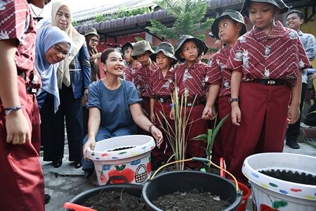 KetuaPKK Sumut_GEMAS Yayasan Sekolah Pertiwi Medan 10.jpg Penasihat Dharma Wanita Persatuan (DWP) Provinsi Sumatera Utara (Sumut) Kahiyang Ayu melaksanakan kunjungan ke Sekolah TK/SD Yayasan Pertiwi Medan dalam rangka kegiatan Gerakan Masyarakat Hidup Sehat (Germas) Ceria, yang mengusung tema “Anak Ceria Bergerak, Sehat Bersama dan Cinta Lingkungan” di halaman sekolah TK/SD Yayasan Pertiwi, Jalan Budi Kemasyarakatan Nomor 4, Medan, Kamis (24/9/2026). Foto/Diskominfo Sumut
