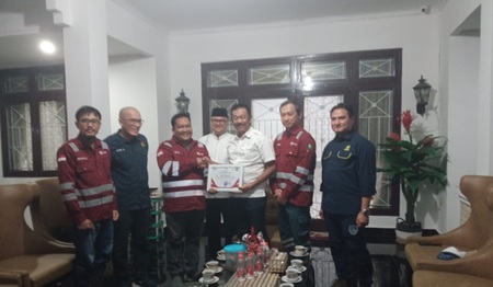 WhatsApp Image 2026-09-25 at 08.53.19 Bupati Madina, Saipullah Nasution memberikan piagam penghargaan kepada PT SMGP (Sorik Marapi Geothermal Power) atas kontribusi nyata perusahaan di bidang pendidikan melalui program beasiswa bagi mahasiswa-pelajar berprestasi yang kurang mampu, Kamis (24/9/2026) malam