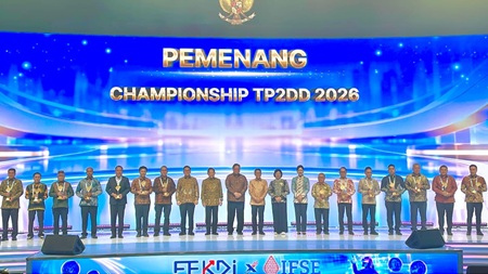 Pj Sekda Kota Medan Erfin Fachrurrazi menerima penghargaan Kota Terbaik Tim Percepatan dan Perluasan Digitalisasi Daerah (TP2DD) kategori pemerintah kota.