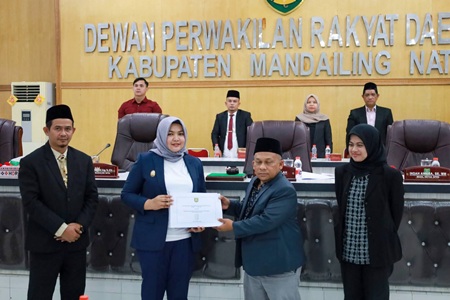 WhatsApp Image 2026-09-25 at 16.36.38 sidang paripurna Penyampaian Pengantar Nota Keuangan Rancangan P-APBD Tahun 2026 dengan agenda mendengarkan jawaban bupati terhadap pandangan umum fraksi-fraksi yang dibacakan Wakil Bupati Atika Azmi Utammi Nasution, Jumat, (25/9/ 2026).
