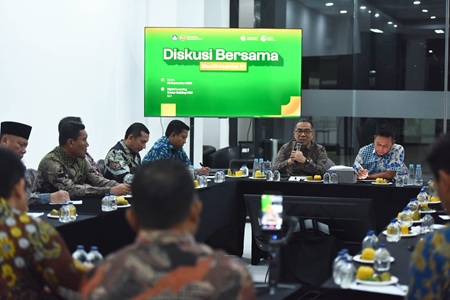 WhatsApp Image 2026-09-26 at 10.13.01 (1) Menteri Pendidikan Tinggi, Sains, dan Teknologi (Mendiktisaintek) Prof. Brian Yuliarto, S.T., M.Eng., Ph.D. pada kegiatan Diskusi Bersama yang dihadiri pimpinan dan dekanat USU, Jumat (25/9/2026) malam.