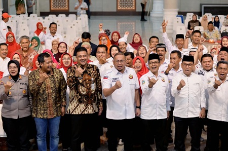 WhatsApp Image 2026-09-26 at 20.24.24 Gubernur Sumatera Utara (Sumut) Bobby Nasution menghadiri dan memberi sambutan pada Pelantikan Ikatan Keluarga Minangkabau (IKM) Sumut dan Seminar Adat Budaya Minangkabau di Aula Raja Inal Siregar Kantor Gubernur Sumut Jalan Diponegoro Kota Medan, Sabtu (26/9/2026).