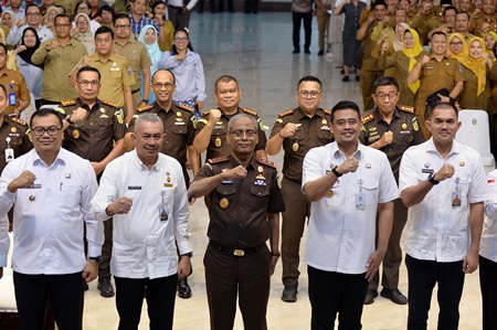 Gubsu MoU Kejatisu (8).jpg Gubernur Sumatera Utara (Sumut) Bobby Nasution bersama Kepala Kejaksaan Tinggi Sumut Muhibuddin menandatangani Nota Kesepahaman tentang Sinergi Pencegahan Terhadap Penyimpangan dan Gangguan Dalam Penyelenggaraan di Bidang Pendidikan di Wilayah Provinsi Sumut di Aula Raja Inal Siregar Kantor Gubernur Sumut Jalan Diponegoro Kota Medan. Selasa (6/10/2026). Foto/Diskominfo Sumut