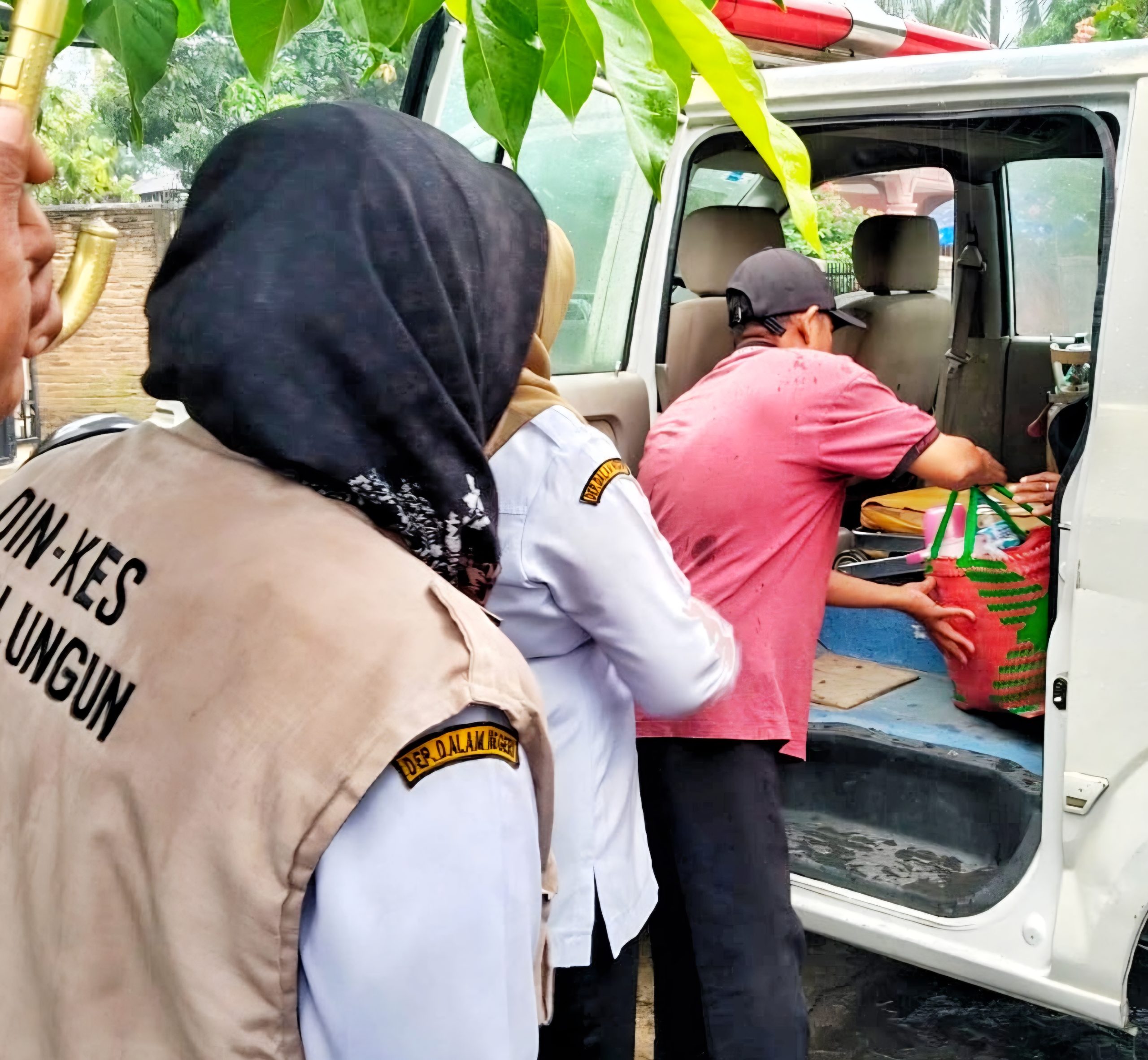 Personel Dinas Kesehatan saat menjemput warga Serbelawan yang sakit. Foto; Dinas Kominfo Simalungun Personel Dinas Kesehatan saat menjemput warga Serbelawan yang sakit. Foto; Dinas Kominfo Simalungun